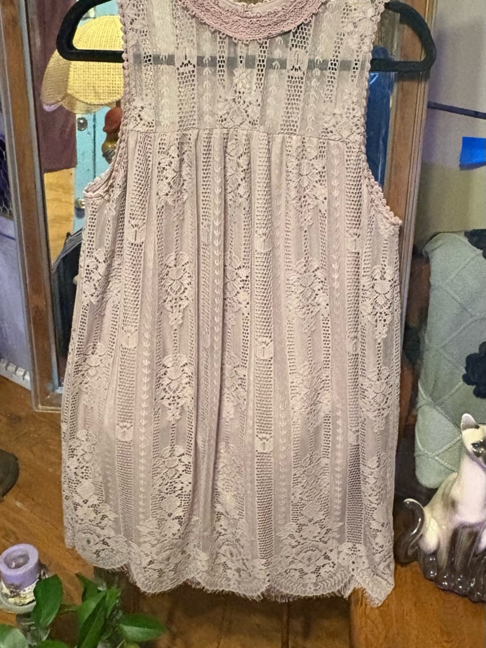 Lace Overlay Sleeveless Women’s mini dress dusty purple key hole back size large